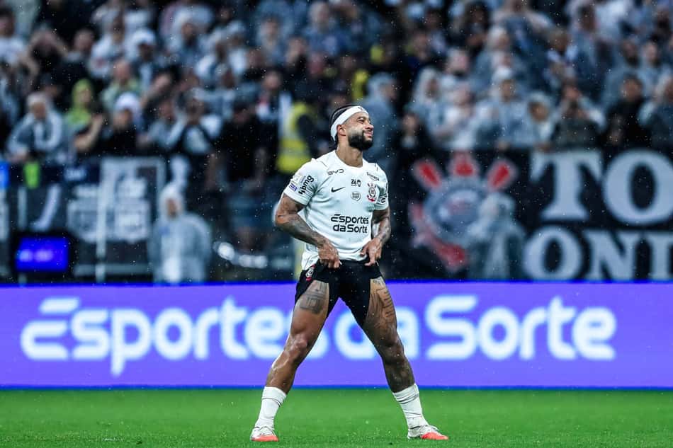 Memphis segurando os shorts em jogo do Corinthians