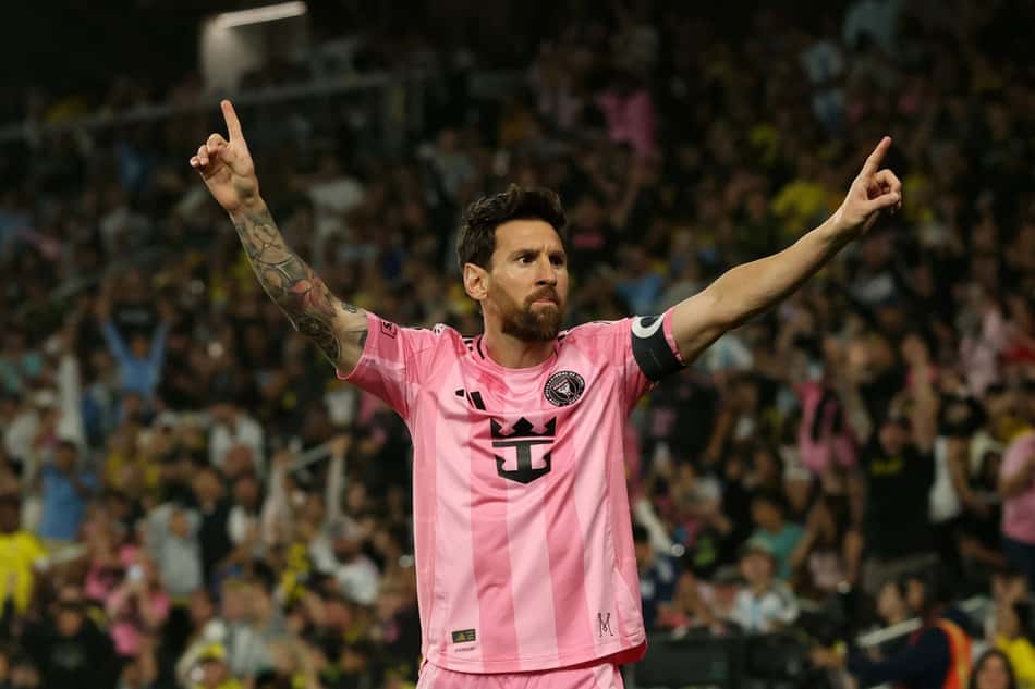 Lionel Messi comemorando com os braços erguidos