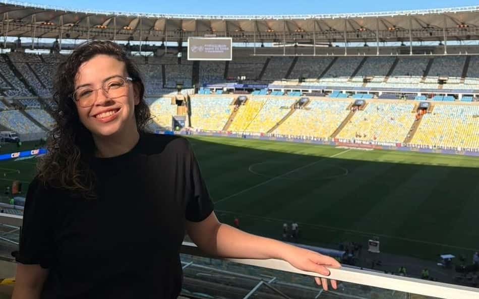 Michlle Silva, da CazéTV, com o Maracanã ao fundo