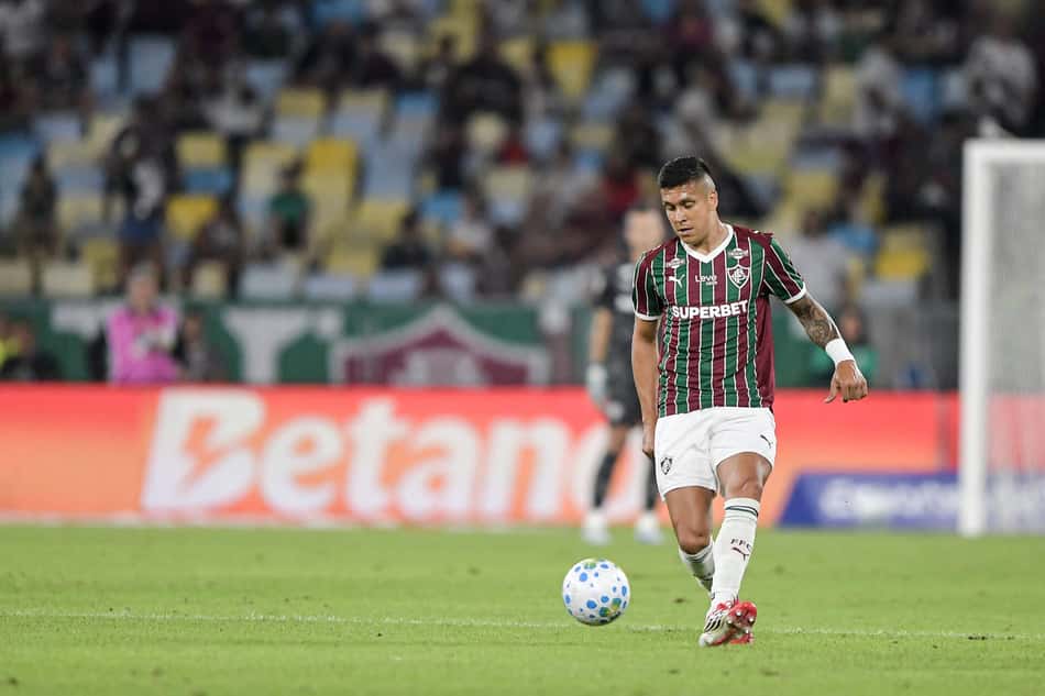 Julian Milan com a camisa do Fluminense