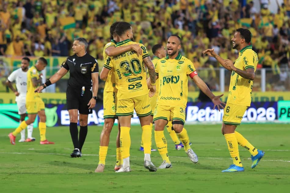 Jogadores do Mirassol abraçados comemorando