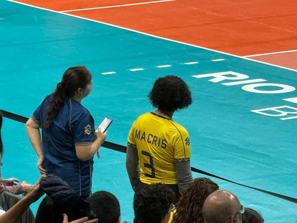 Macris, que está grávida e não participa da competição, foi lembrada nas arquibancadas. Uma torcedora vestiu a camisa da levantadora antes do início da partida.  (Foto: Andressa Simões; Lance!)