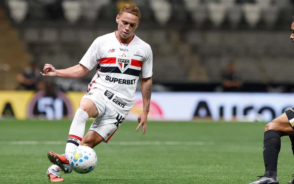 Lateral assina vínculo de empréstimo com clube eslovaco até julho de 2027 (Foto: Rubens Chiri / São Paulo FC)