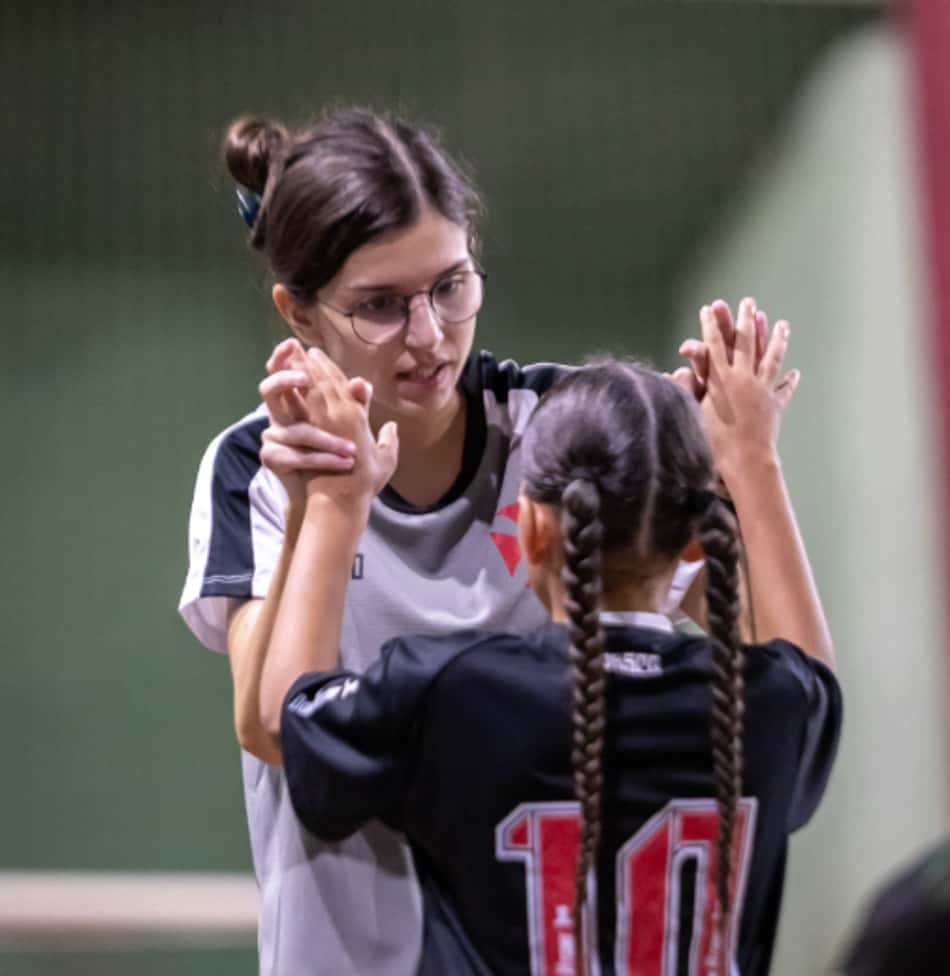 Manuela Lessa com atleta do sub-11 de futsal do Vasco feminino