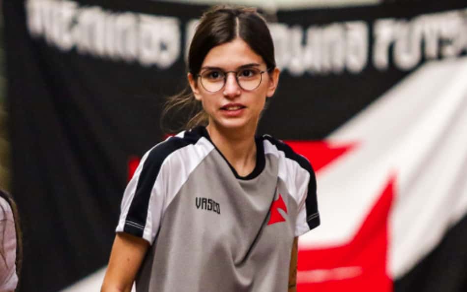 Manuela Lessa, de 23 anos, é treinadora das categorias de base do futsal feminino do Vasco.