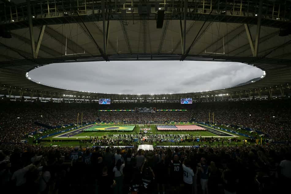 Banderas gigantes do Brasil e dos EUA no gramado do Maracanã antes do jogo da NFL entre Cowboys e Ravens. (Foto: Mauro Pimentel/AFP)