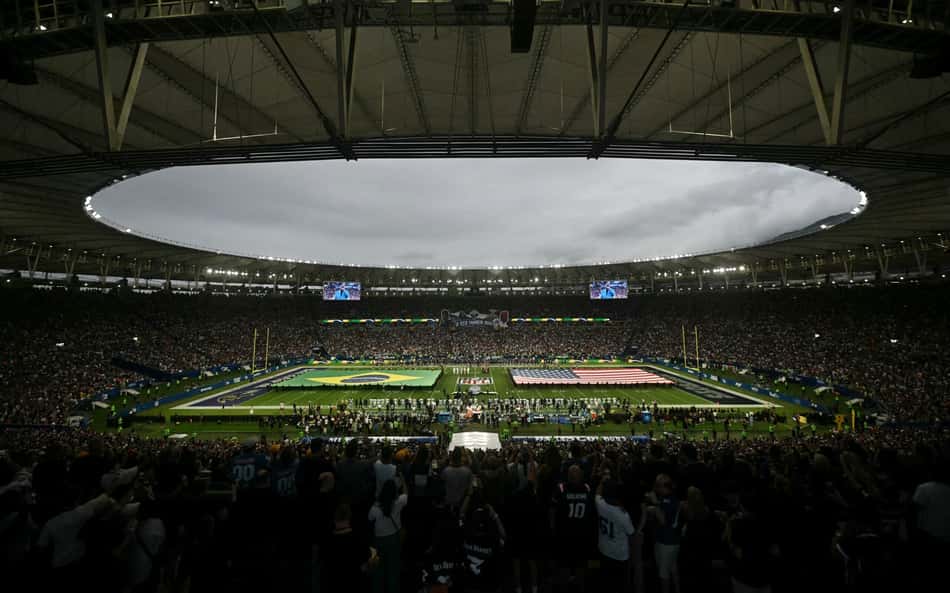 Banderas gigantes do Brasil e dos EUA no gramado do Maracanã antes do jogo da NFL entre Cowboys e Ravens. (Foto: Mauro Pimentel/AFP)