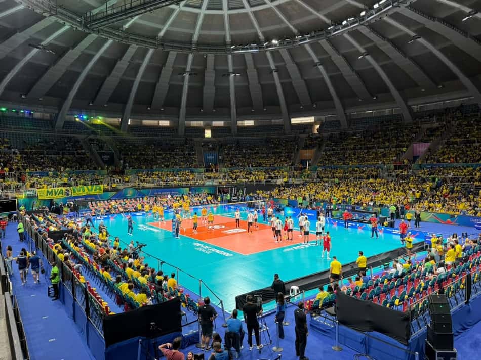 A 10 minutos do início da partida, boa parte do Maracanãzinho está preenchida.