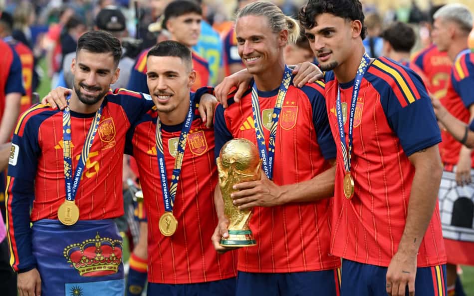 Marcos Llorente segura o troféu da Copa do Mundo ao lado de outros companheiros da Espanha e Atlético de Madrid