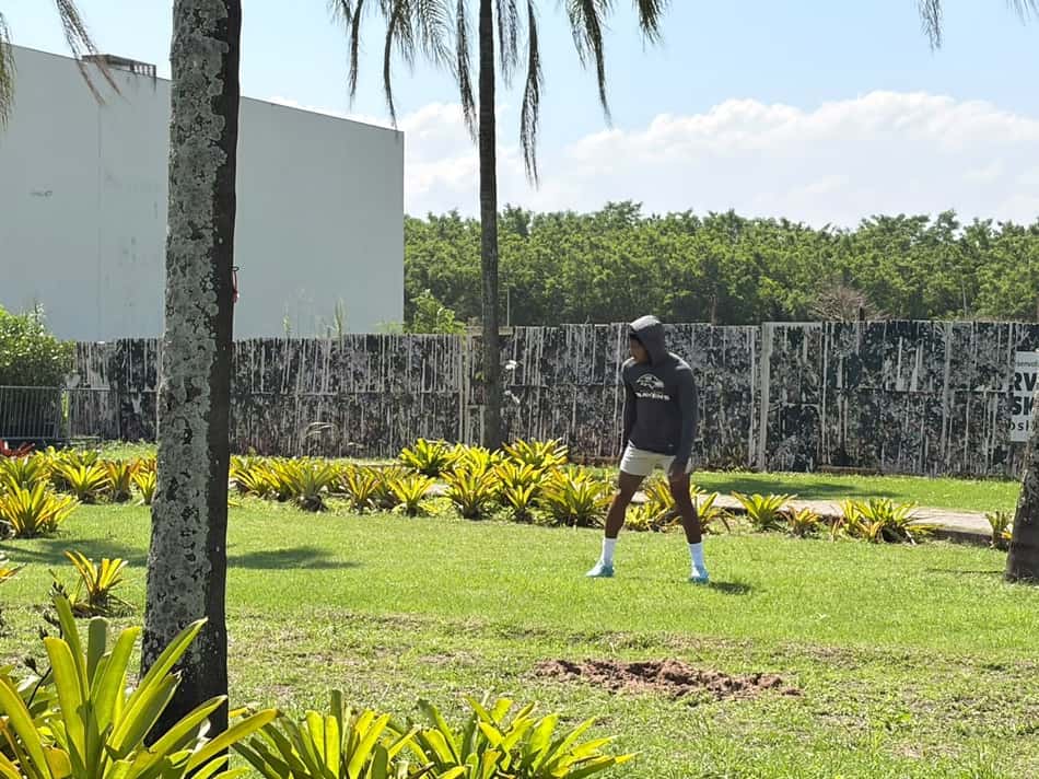 Marlon Humphrey em aquecimento no gramado do hotel (Foto: João Pedro Rodrigues/Lance!)