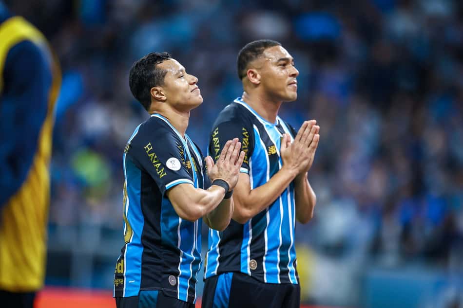 Marlon comemorando gol ao lado de Carlos Vinícius