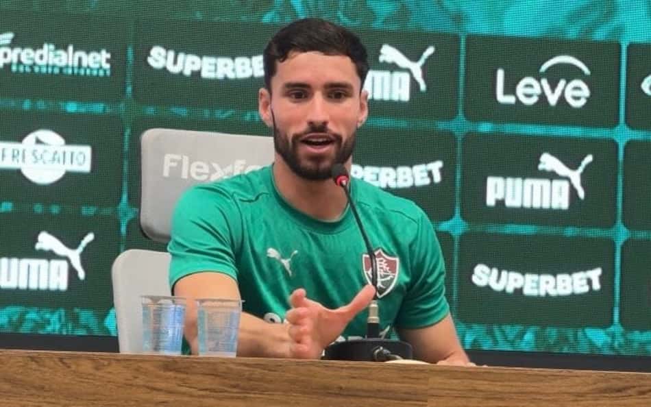 Martinelli gesticula e dá resposta em coletiva no Fluminense