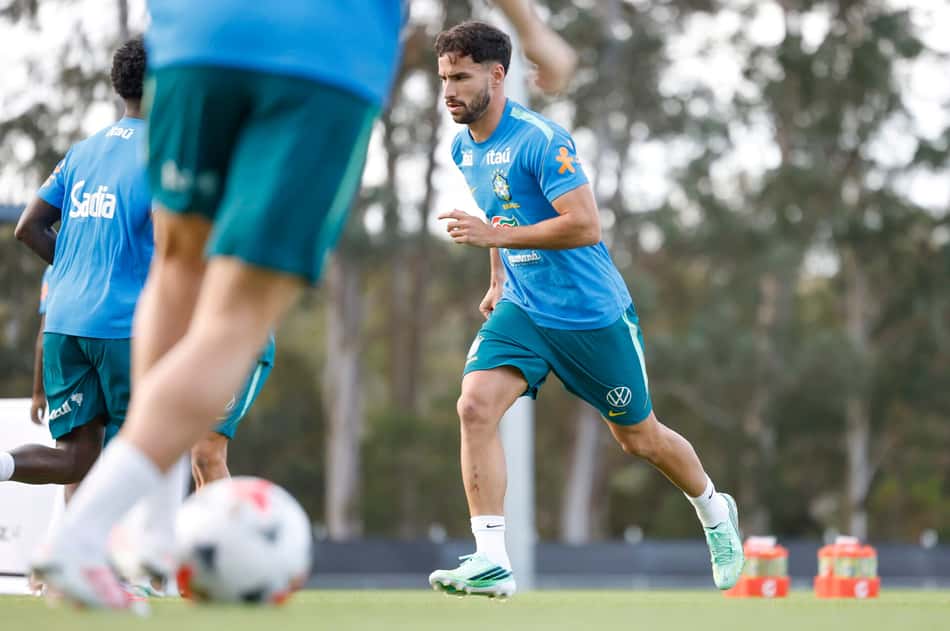 Martinelli, volante do Fluminense, treina com a Seleção Brasileira na Austrália