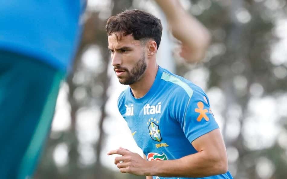 Martinelli, volante do Fluminense, treina com a Seleção Brasileira na Austrália