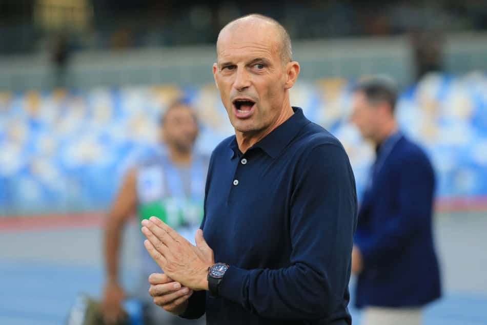 Massimiliano Allegri orienta a equipe do Napoli à beira do campo em jogo da Serie A