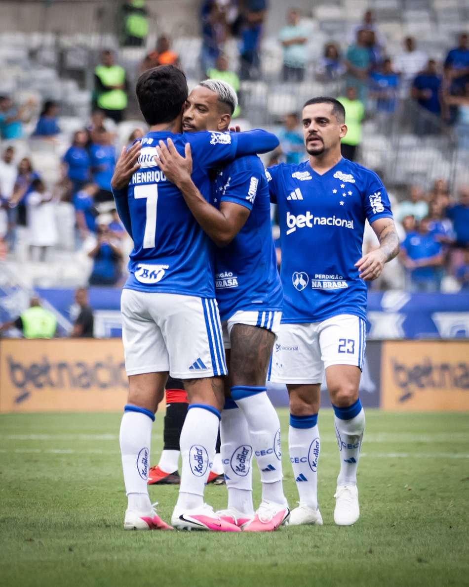 Matheus Henrique, Matheus Pereira e Fagner comemoram um dos gols do Cruzeiro sobre o Athletico