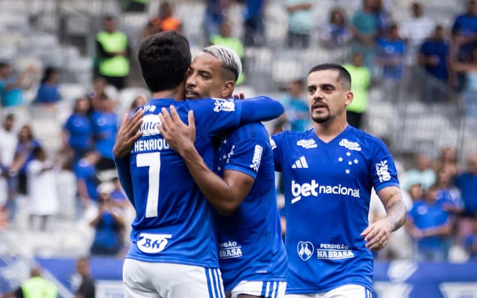 Matheus Henrique, Matheus Pereira e Fagner comemoram um dos gols do Cruzeiro sobre o Athletico