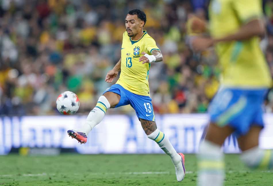 Matheuzinho durante partida da Seleção Brasileira