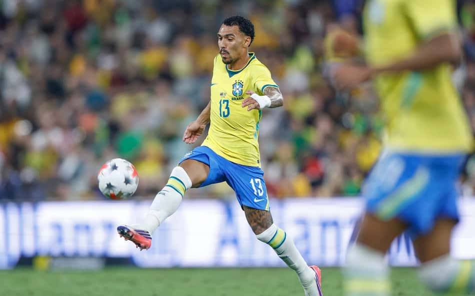 Matheuzinho durante partida da Seleção Brasileira