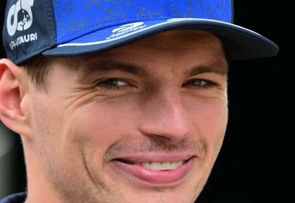 Max Verstappen sorri ao ser o mais rápido no treino livre 3