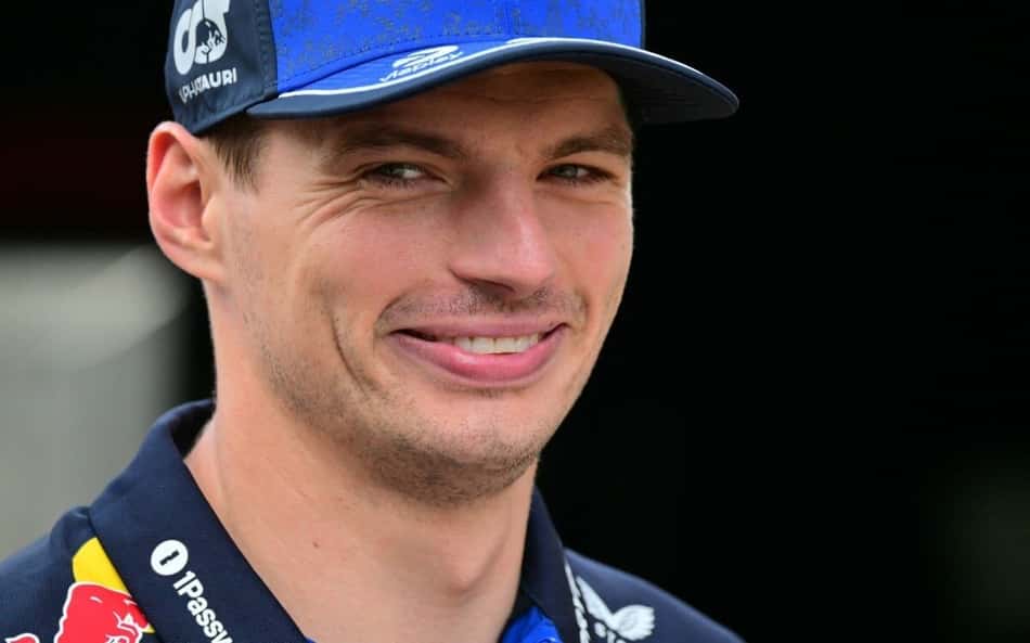 Max Verstappen sorri ao ser o mais rápido no treino livre 3