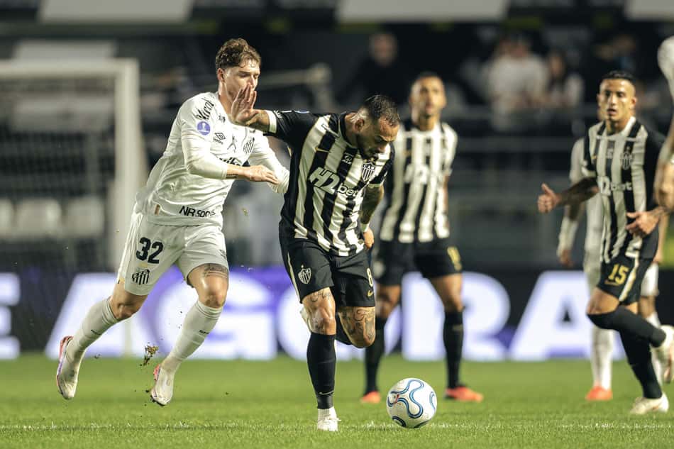 Maycon e Rollheiser em Santos e Atlético (Foto: Pedro Souza / Atlético)