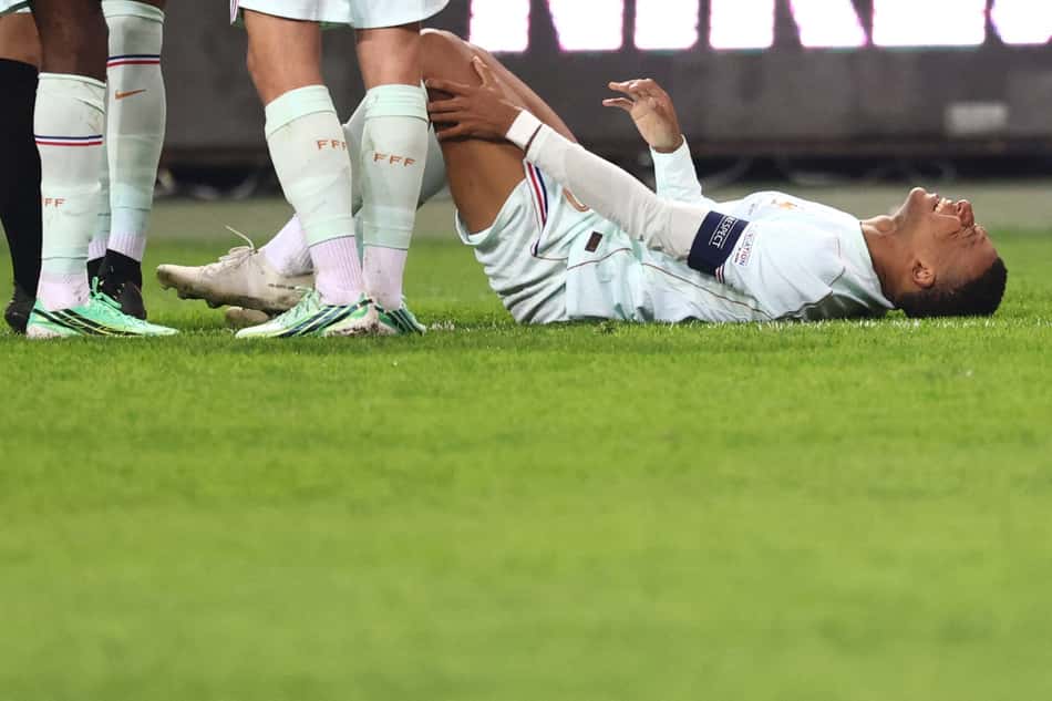 Kylian Mbappé caído no gramado após marcar pela França contra a Turquia na Liga das Nações. (Foto: Franck Fife/AFP)