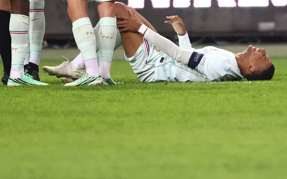 Kylian Mbappé caído no gramado após marcar pela França contra a Turquia na Liga das Nações. (Foto: Franck Fife/AFP)