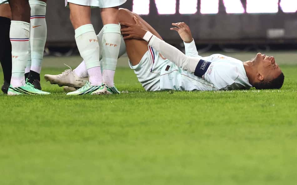 Kylian Mbappé caído no gramado após marcar pela França contra a Turquia na Liga das Nações. (Foto: Franck Fife/AFP)