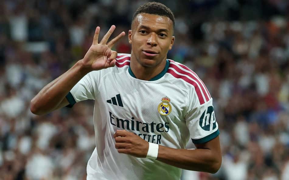 Mbappé comemora 3º gol marcado pelo Real Madrid sobre a Real Sociedad, pela La Liga