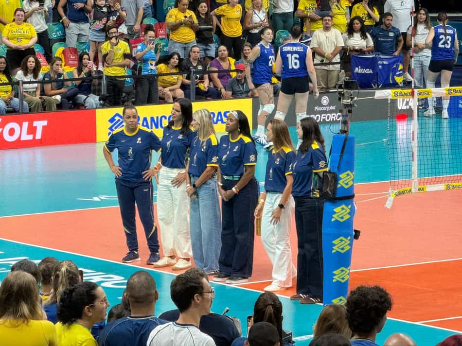 Medalhistas olímpicas de Atlanta 1996 no vôlei feminino são homenageadas no Maracanãzinho (Foto: Andressa Simões/Lance!)