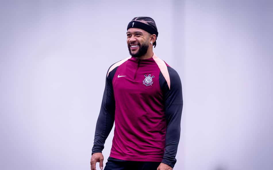 Memphis Depay durante treinamento do Corinthians