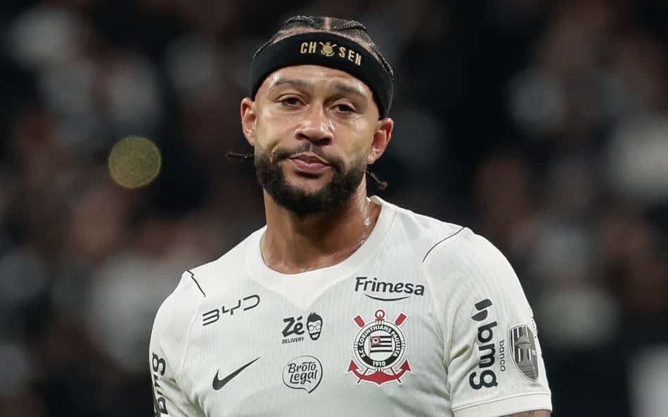 Memphis Depay fica desolado após perder o pênalti para o Corinthians contra o Estudiantes