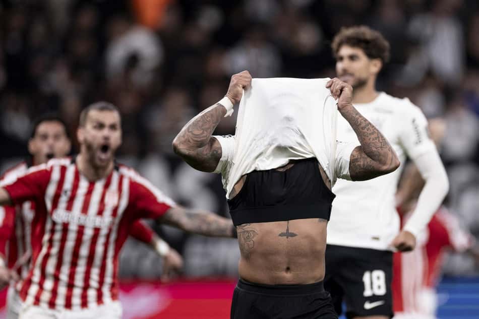 Memphis Depay é apontado como culpado por eliminação do Corinthians na Libertadores (Foto: Marco Galvão /Fotoarena/Folhapress)