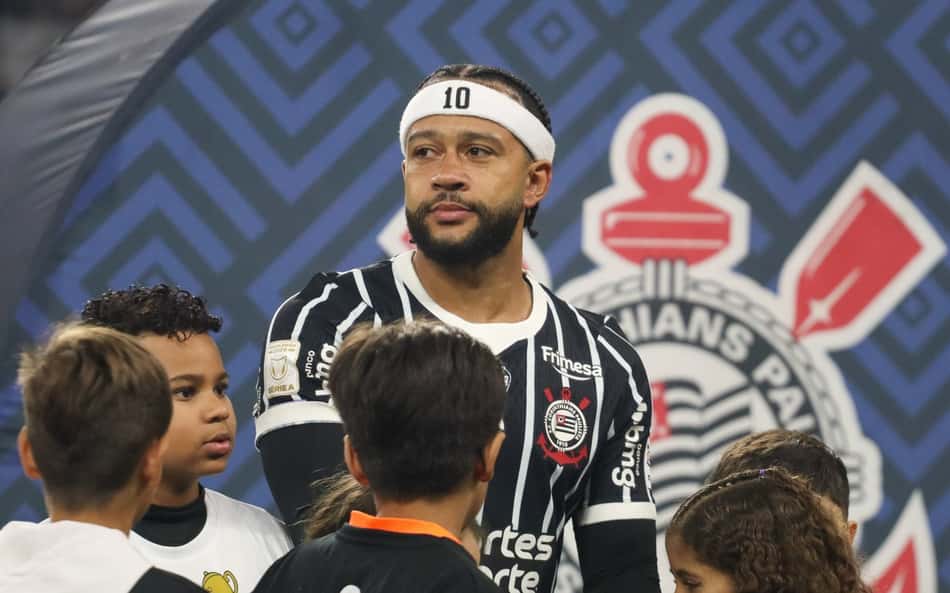 Memphis Depay durante partida do Corinthians