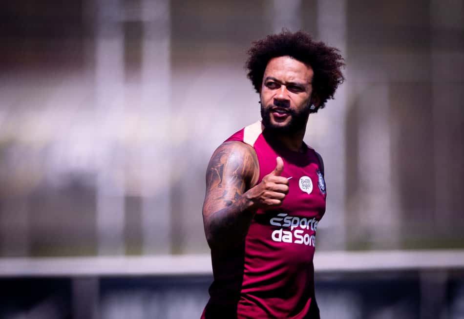 Memphis Depay durante treino do Corinthians