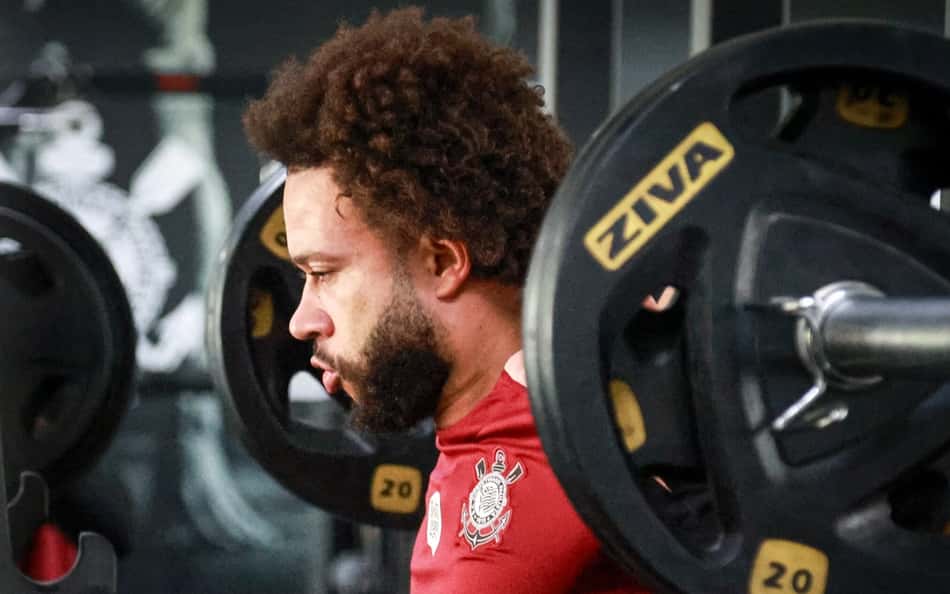 Memphis Depay ficou na parte interna do CT do Corinthians
