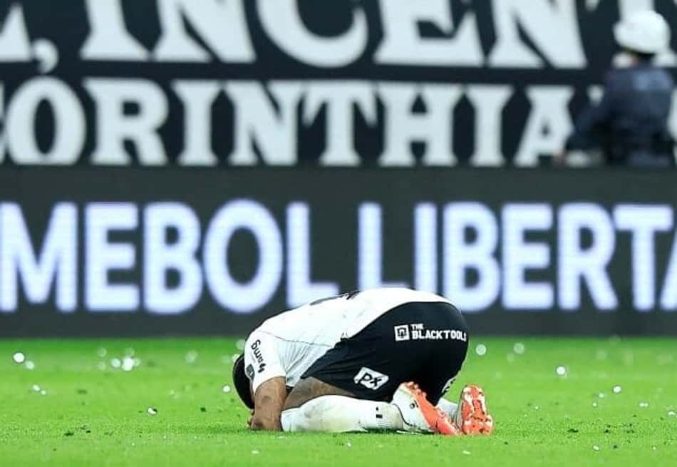 Memphis Depay cai no gramado após a eliminação do Corinthians na Libertadores