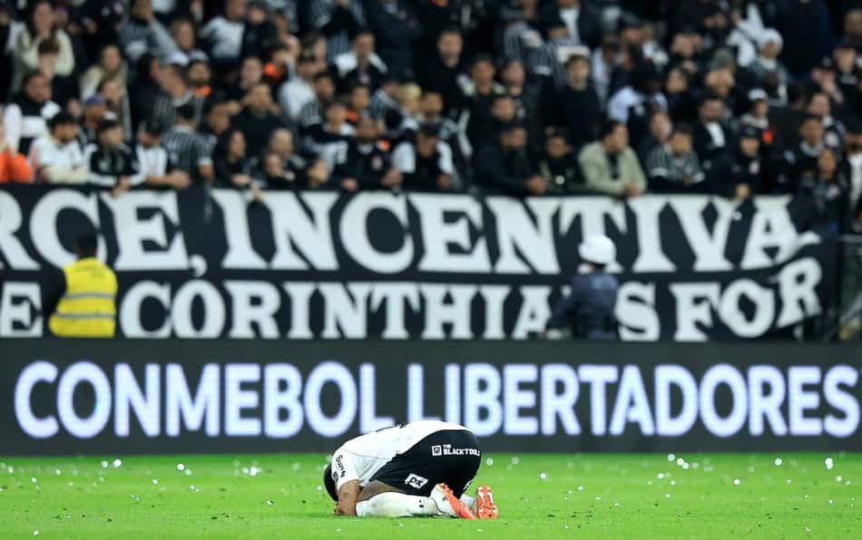 Memphis Depay cai no gramado após a eliminação do Corinthians na Libertadores