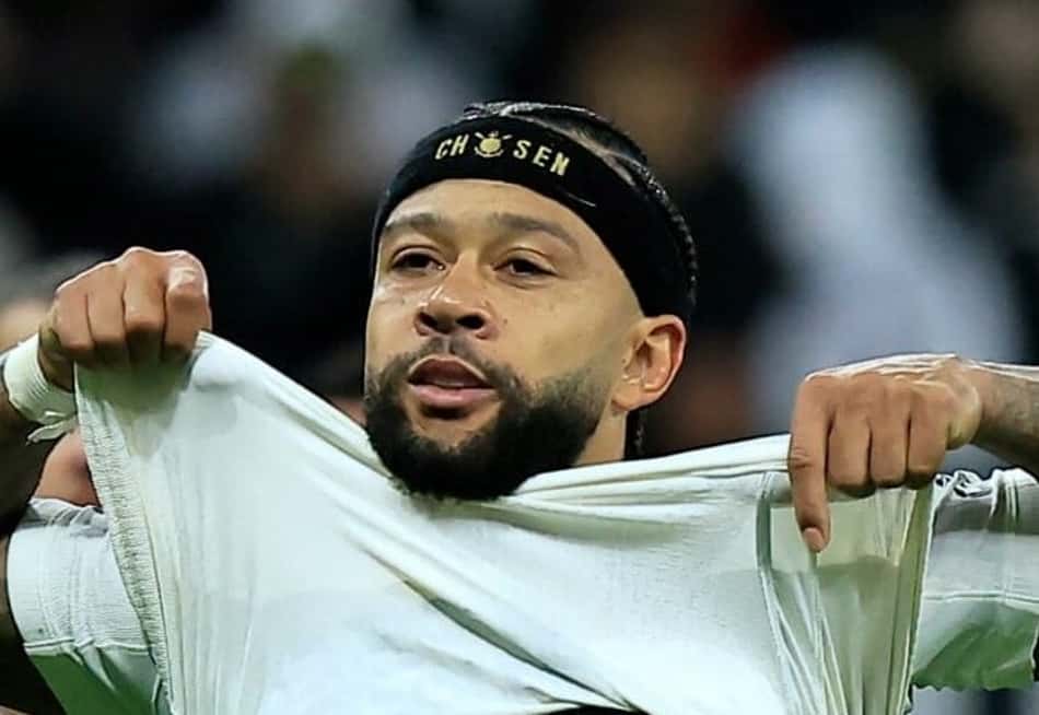 Memphis Depay fica desolado após perder o pênalti para o Corinthians contra o Estudiantes