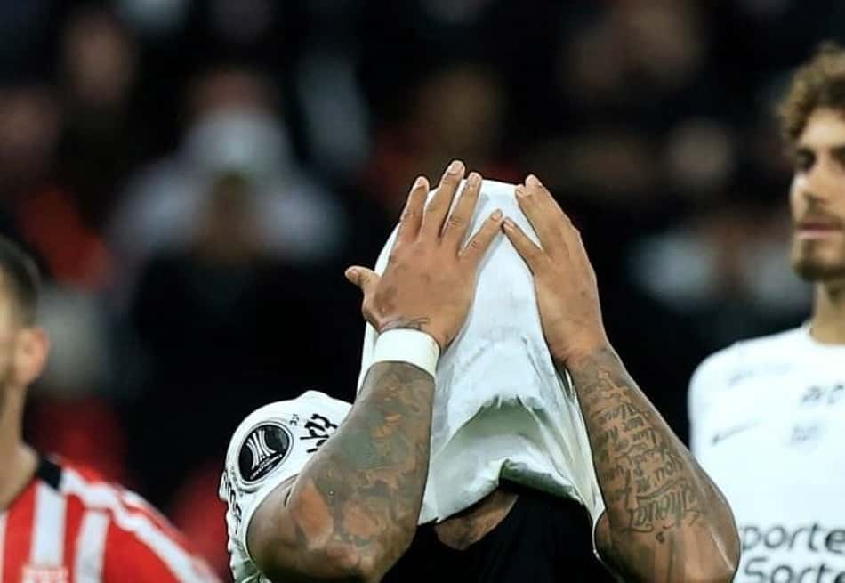 Memphis Depay fica desolado após perder o pênalti para o Corinthians contra o Estudiantes