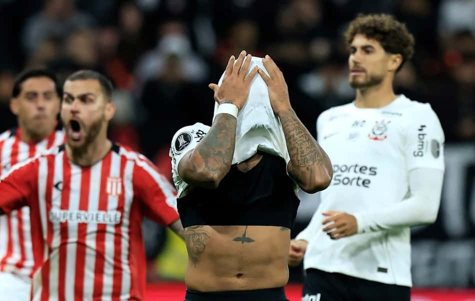 Memphis Depay fica desolado após perder o pênalti para o Corinthians contra o Estudiantes
