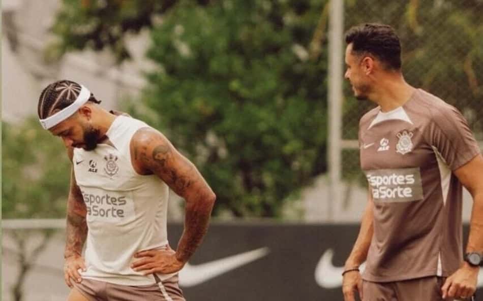 Memphis e Diego Pereira durante trabalho no Corinthians