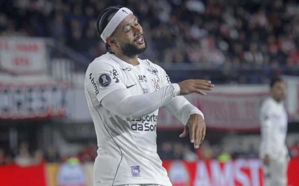 Memphis Depay com a camisa do Corinthians