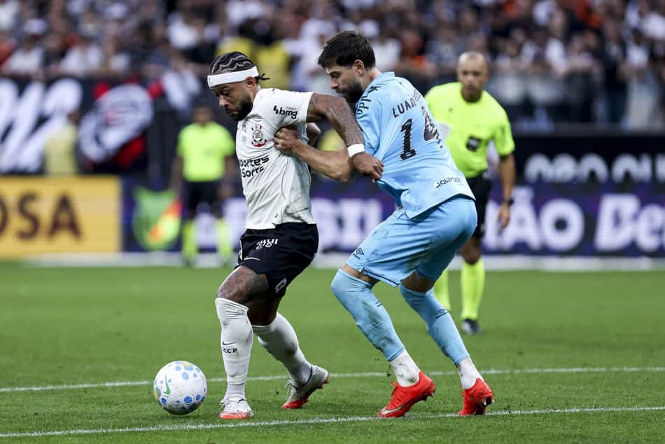 Memphis Depay durante a derrota do Corinthians para o Santos
