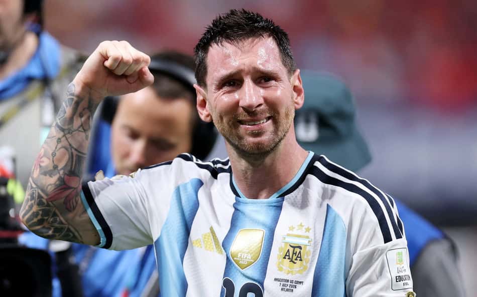 Messi cai no choro após virada histórica da Argentina sobre o Egito