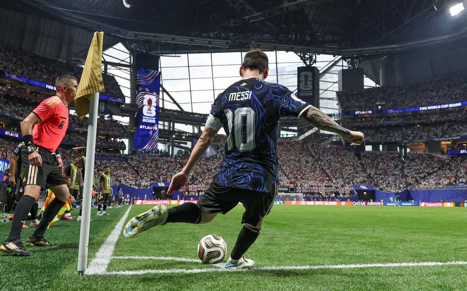 Messi cobra escanteio durante classificação da Argentina sobre a Inglaterra
