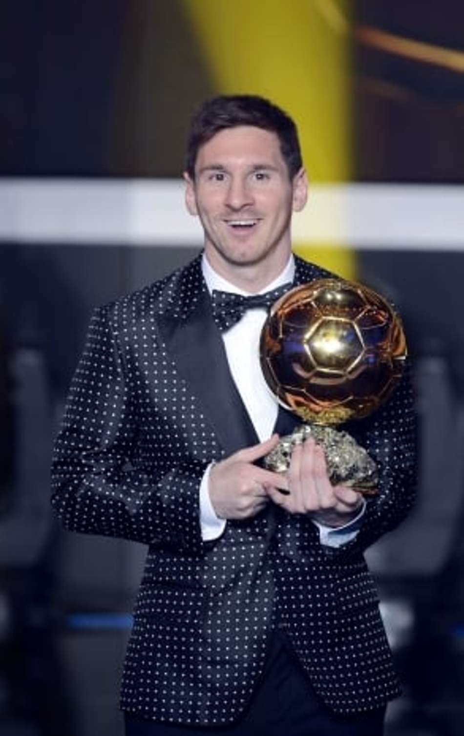 Messi com troféu de melhor do mundo