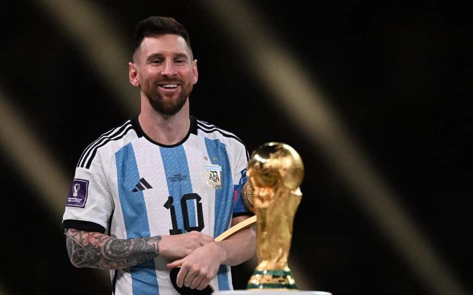 Messi observa troféu da Copa do Mundo conquistada em 2022