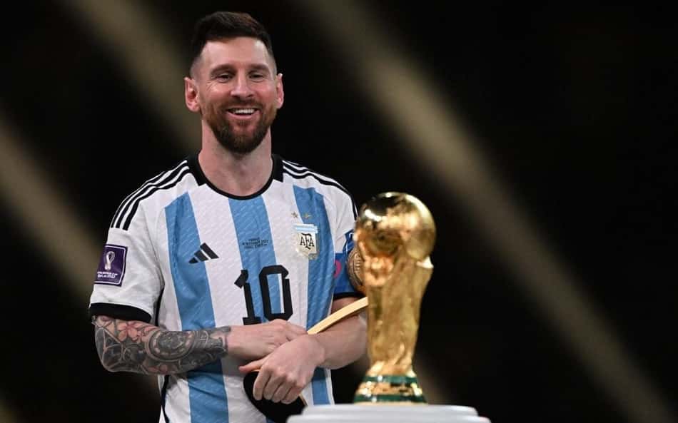 Messi observa troféu da Copa do Mundo conquistada em 2022